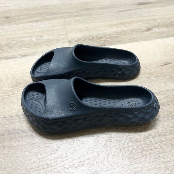 G/Fore Slide Shoe Street Sandals. These fit like a size 5 kids - Picture 2 of 8